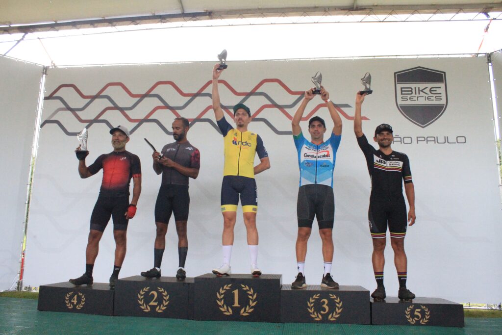 05/03/2023  arr_pro_team ARR PRO TEAM 🇧🇷 @bike_series Obelisco  Parabéns atleta @vinibiketeam_ 3°lugar master A  Somos gratos pelo grande apoio ao ciclismo 🇧🇷💪💪